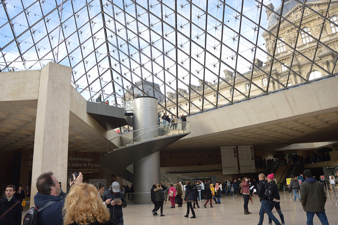 L’ascensore della piramide del Louvre di Parigi